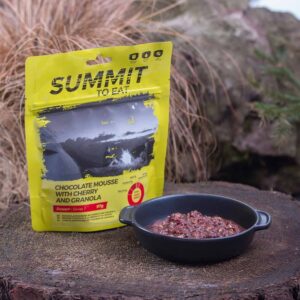 Summit To Eat Chocolate Mousse With Granola & Cherry mat på stigen
